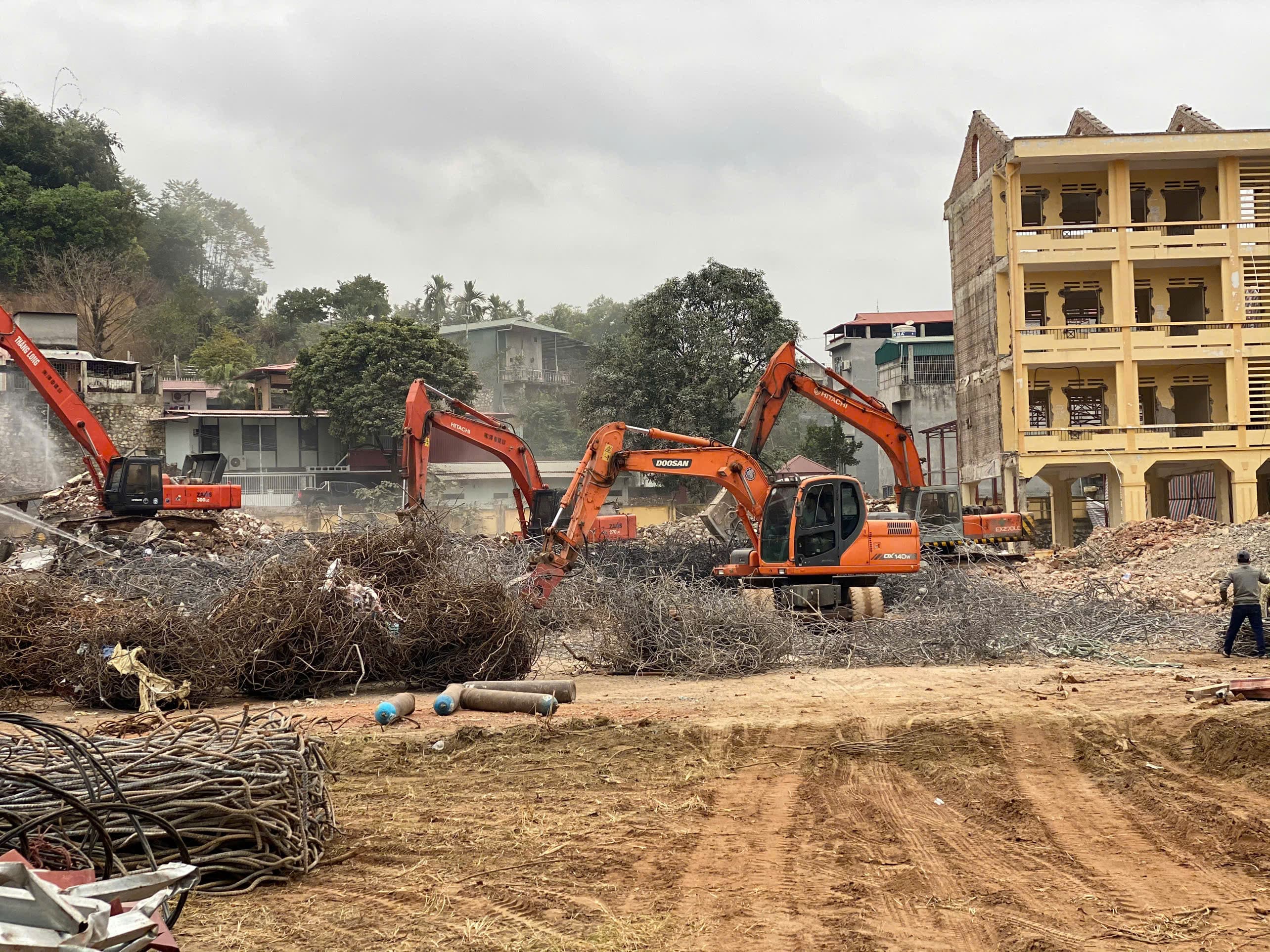 Phá dỡ Thăng Long
