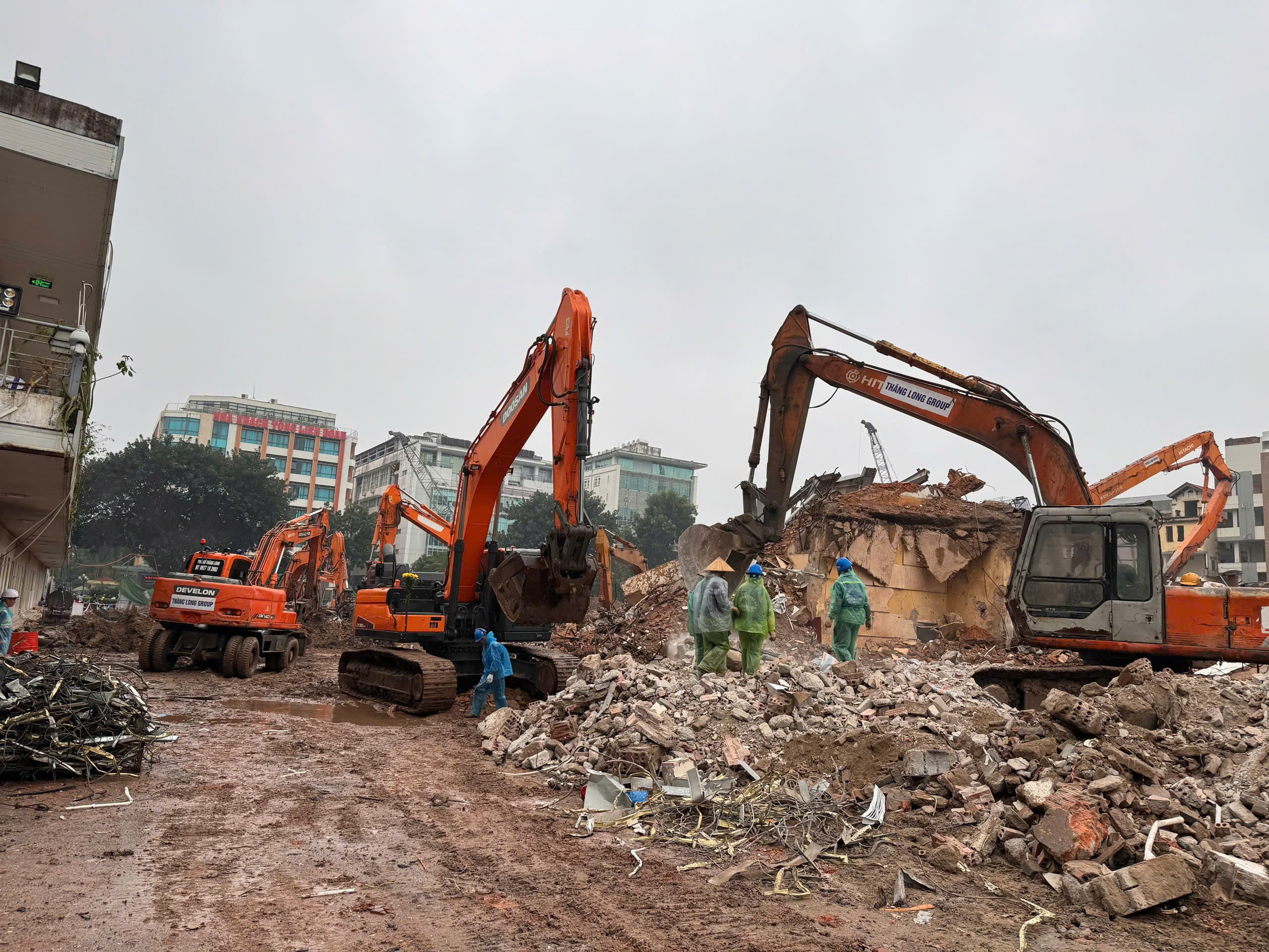 Phá dỡ Thăng Long